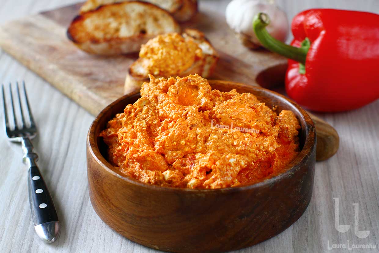 Salata Urnebes – rețetă sârbească de pastă picantă de brânză cu ardei – VIDEO+text